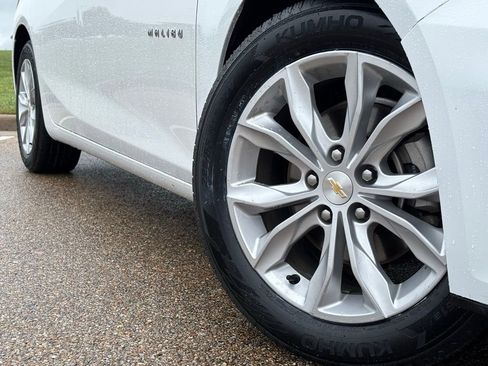 Used 2025 Chevrolet Malibu LT FWD image 2