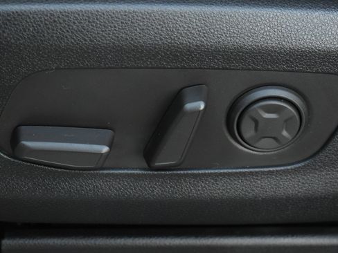 Used 2025 Kia Carnival FWD image 14
