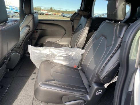 New 2026 Chrysler Pacifica Select image 7