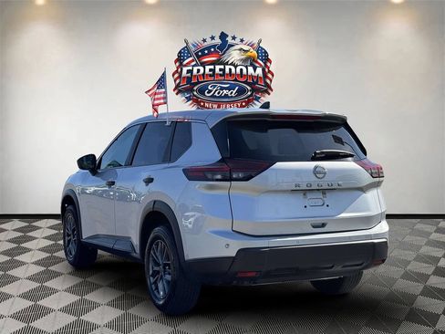 Used 2024 Nissan Rogue S FWD image 4
