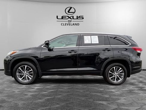 Used 2018 Toyota Highlander XLE AWD/4WD image 3