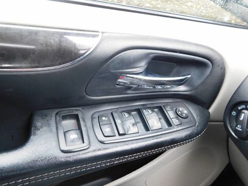 Used 2016 Chrysler Town & Country Touring image 15