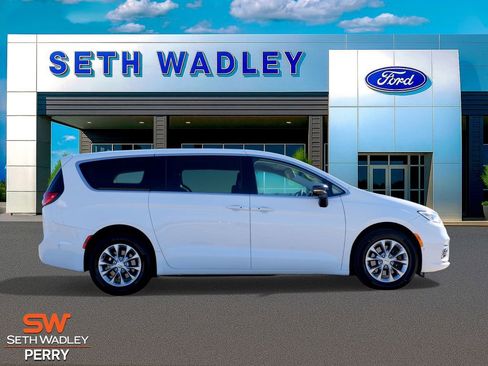 Used 2024 Chrysler Pacifica Touring-L image 5