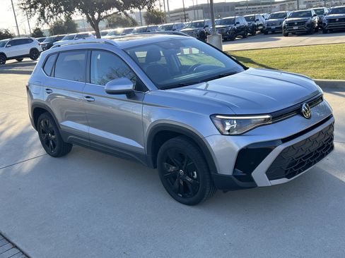 Certified 2025 Volkswagen Taos SE w/ Panoramic Sunroof Package image 2