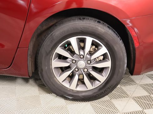 Used 2020 Chrysler Pacifica Touring image 19