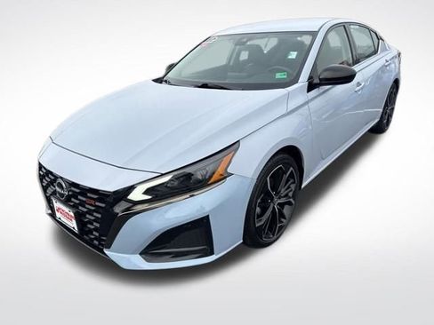 Used 2023 Nissan Altima 2.5 SR image 2