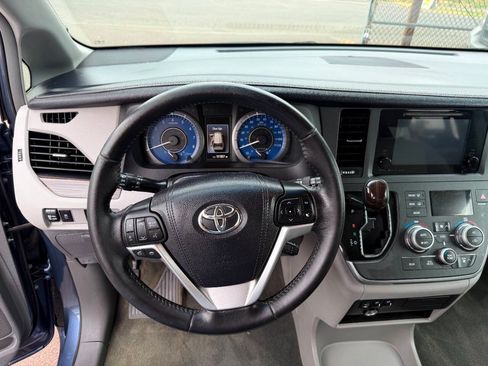 Used 2016 Toyota Sienna XLE FWD image 11