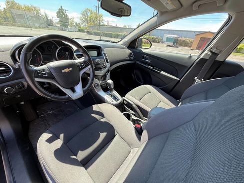 Used 2014 Chevrolet Cruze LT image 9