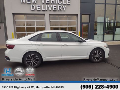 Used 2024 Volkswagen Jetta Sport image 10