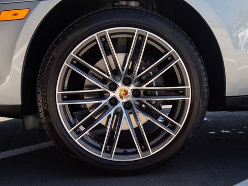 Certified 2025 Porsche Macan AWD/4WD image 12