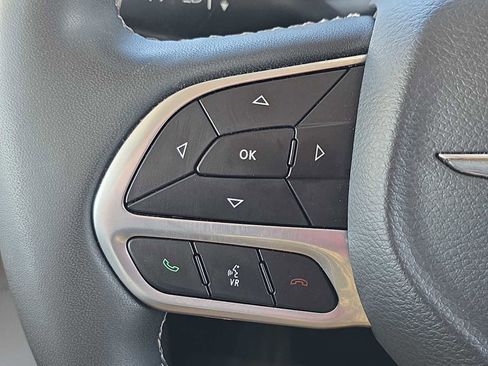 Used 2024 Chrysler Pacifica Select image 29