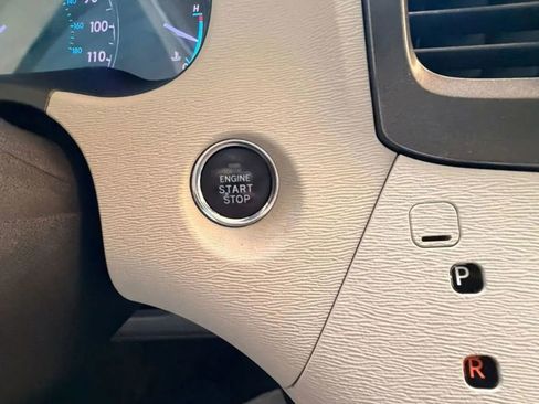 Used 2012 Toyota Sienna XLE w/ Entertainment Pkg FWD image 20