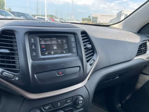 Used 2016 Jeep Cherokee Latitude w/ Cold Weather Group AWD/4WD image 8