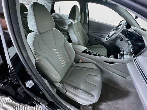Used 2025 Hyundai Elantra SEL FWD image 31