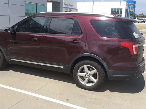 Used 2018 Ford Explorer XLT w/ Equipment Group 202A FWD image 2