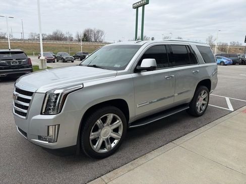 Used 2017 Cadillac Escalade Luxury image 1