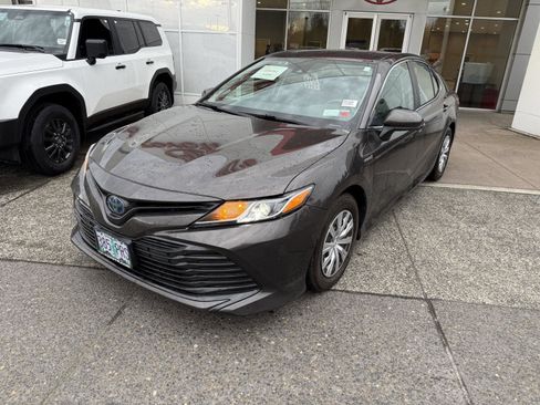 Used 2019 Toyota Camry LE image 2