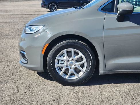 Used 2023 Chrysler Pacifica Touring-L image 8