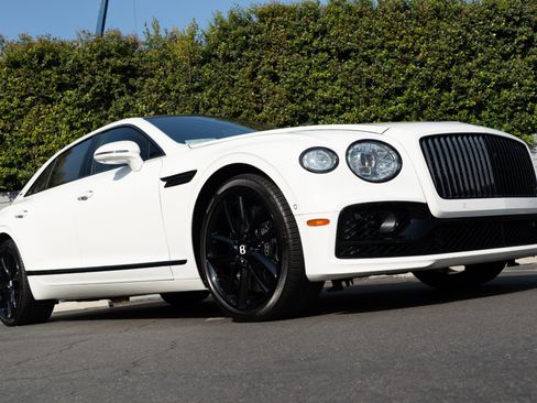 Used 2024 Bentley Flying Spur V8 image 13