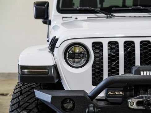 Used 2023 Jeep Gladiator Sport image 3