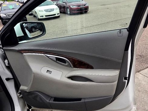 Used 2011 Buick LaCrosse CXL image 16