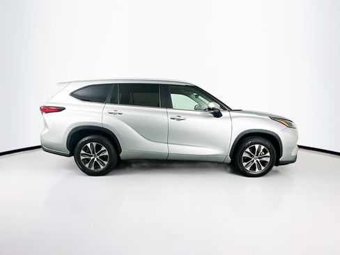 Used 2023 Toyota Highlander XLE FWD image 10