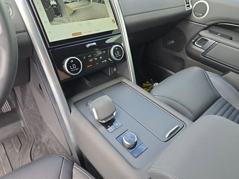 Certified 2025 Land Rover Discovery S image 31