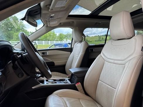 Used 2020 Ford Explorer Platinum w/ Premium Technology Package AWD/4WD image 4