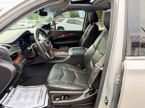 Used 2017 Cadillac Escalade Luxury AWD/4WD image 12
