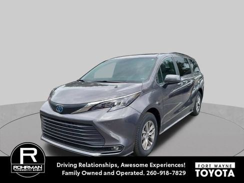 Used 2025 Toyota Sienna XLE FWD image 1