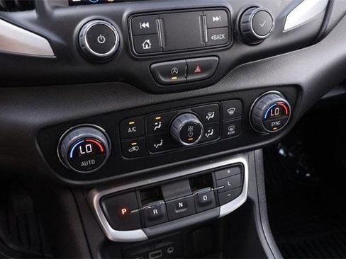 Used 2024 GMC Terrain SLT image 18