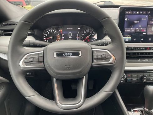 Used 2025 Jeep Compass Limited image 20