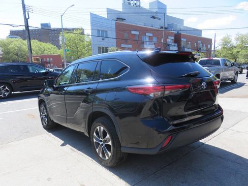 Used 2020 Toyota Highlander XLE AWD/4WD image 5