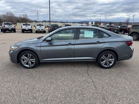 Used 2024 Volkswagen Jetta SE image 2