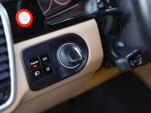 Used 2019 Porsche Cayenne image 40