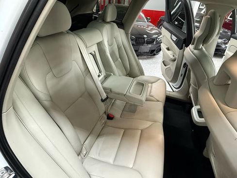 Used 2018 Volvo XC60 T6 Momentum w/ Advanced Package image 24