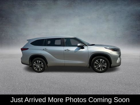 Used 2023 Toyota Highlander XLE w/ Protection Package #3 (TMS) AWD/4WD image 3
