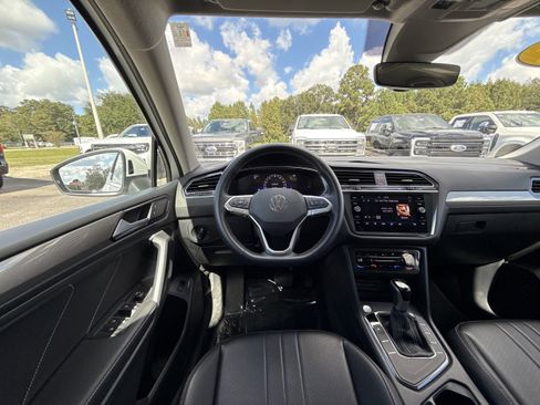 Used 2024 Volkswagen Tiguan SE image 12