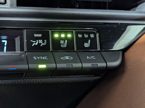 Used 2025 Toyota Crown Signia image 19