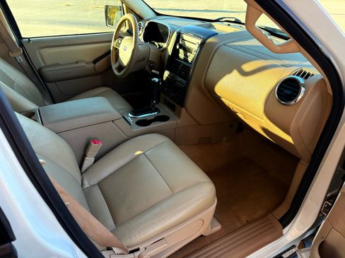 Used 2010 Ford Explorer XLT image 11