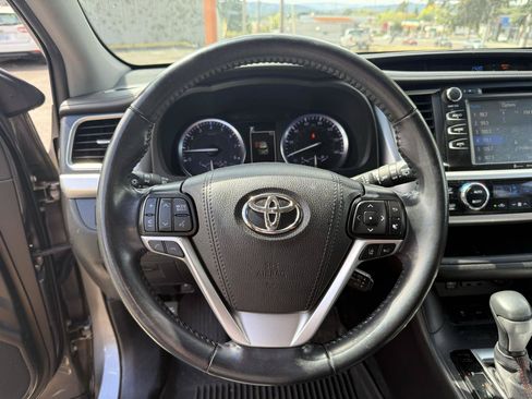 Used 2019 Toyota Highlander SE w/ Nightshade Edition AWD/4WD image 8
