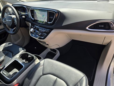 Used 2024 Chrysler Pacifica Touring-L FWD image 11