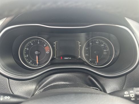 Used 2019 Jeep Cherokee Latitude w/ Cold Weather Group FWD image 10