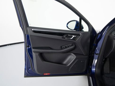 Used 2025 Porsche Macan image 18