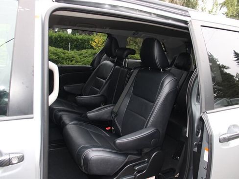Used 2015 Toyota Sienna SE w/ SE Preferred Package FWD image 16