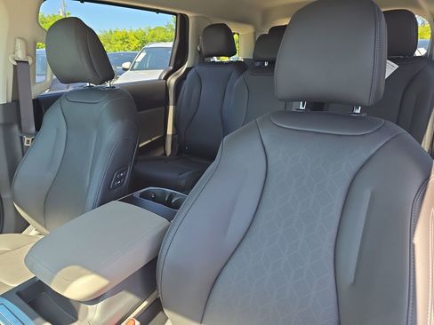 New 2026 Kia Carnival EX FWD image 23