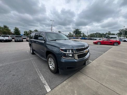 Used 2019 Chevrolet Suburban LT RWD image 2