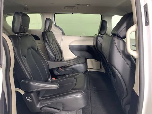 Used 2024 Chrysler Pacifica Touring-L FWD image 23