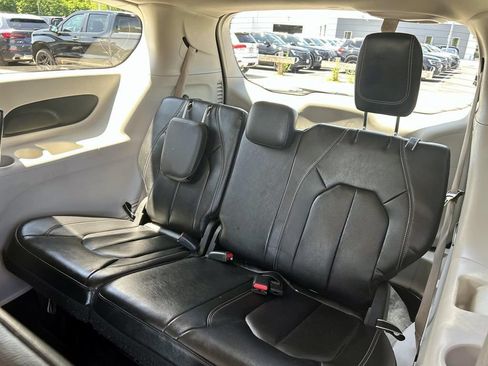 Used 2022 Chrysler Pacifica Touring-L FWD image 17