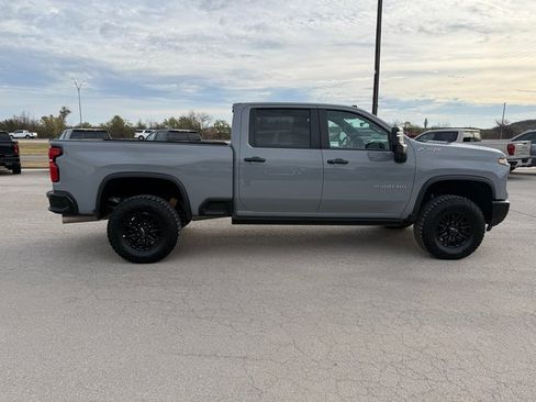 Used 2025 Chevrolet Silverado 2500 ZR2 w/ Technology Package image 7